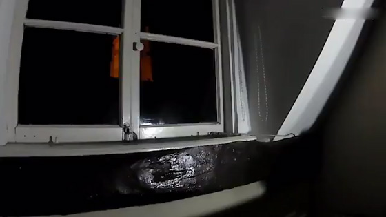 فيديو مخيف.. بريطاني يصور شبحا يفتح النافذة صورة رقم 1