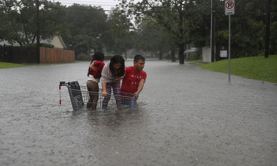 هيوستن تغرق ويلحق بها دمار هائل بعد اعصار هارفي الكارثي صورة رقم 4