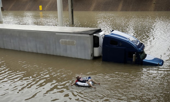 هيوستن تغرق ويلحق بها دمار هائل بعد اعصار هارفي الكارثي صورة رقم 5