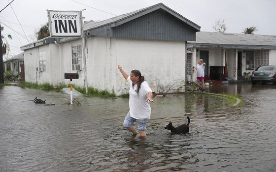 هيوستن تغرق ويلحق بها دمار هائل بعد اعصار هارفي الكارثي صورة رقم 8