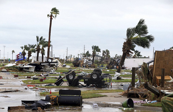 هيوستن تغرق ويلحق بها دمار هائل بعد اعصار هارفي الكارثي صورة رقم 10