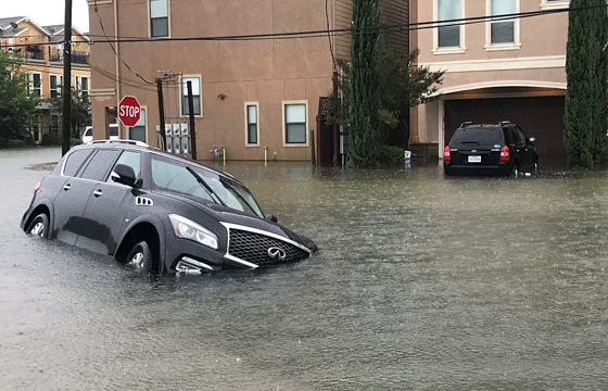 هيوستن تغرق ويلحق بها دمار هائل بعد اعصار هارفي الكارثي صورة رقم 12