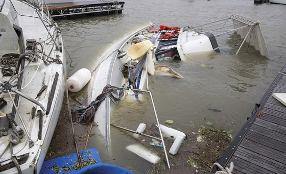 هيوستن تغرق ويلحق بها دمار هائل بعد اعصار هارفي الكارثي صورة رقم 13