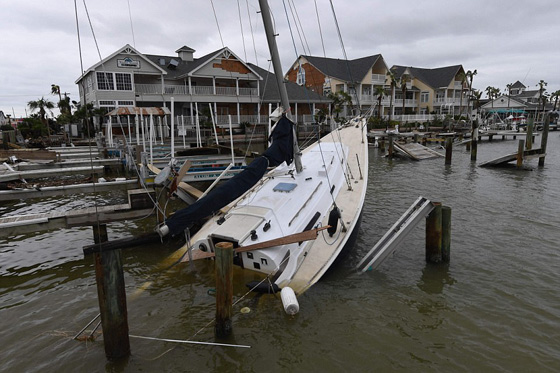 هيوستن تغرق ويلحق بها دمار هائل بعد اعصار هارفي الكارثي صورة رقم 14