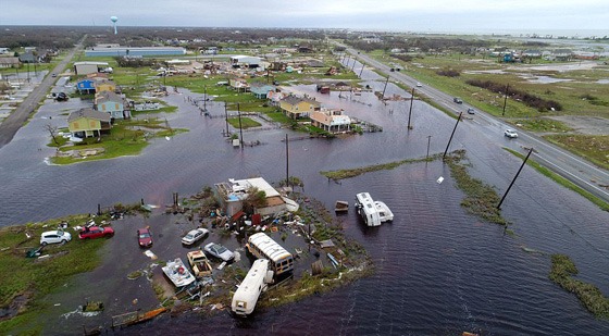 هيوستن تغرق ويلحق بها دمار هائل بعد اعصار هارفي الكارثي صورة رقم 18