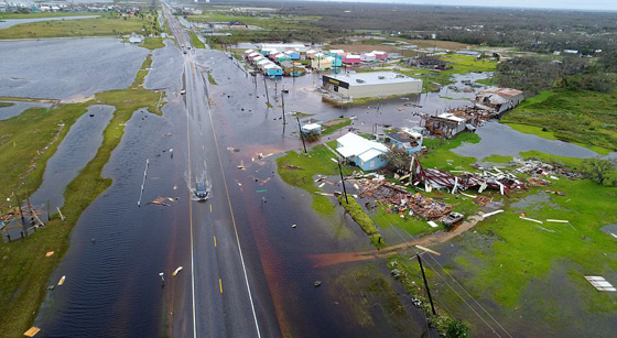 هيوستن تغرق ويلحق بها دمار هائل بعد اعصار هارفي الكارثي صورة رقم 20
