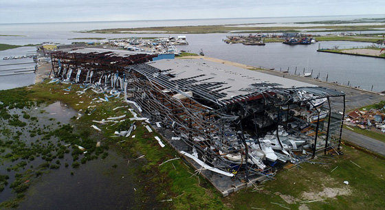 هيوستن تغرق ويلحق بها دمار هائل بعد اعصار هارفي الكارثي صورة رقم 21