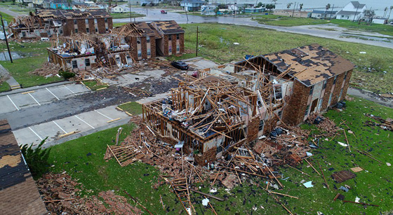 هيوستن تغرق ويلحق بها دمار هائل بعد اعصار هارفي الكارثي صورة رقم 22