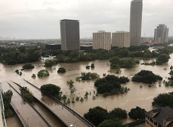 هيوستن تغرق ويلحق بها دمار هائل بعد اعصار هارفي الكارثي صورة رقم 24