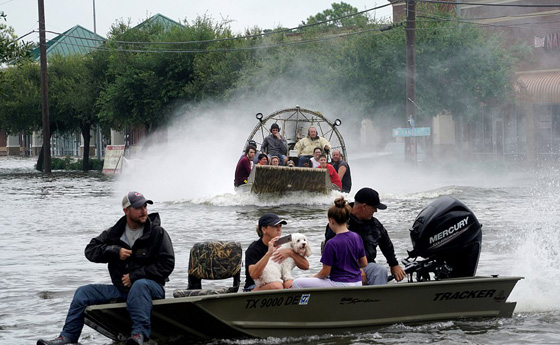 هيوستن تغرق ويلحق بها دمار هائل بعد اعصار هارفي الكارثي صورة رقم 25