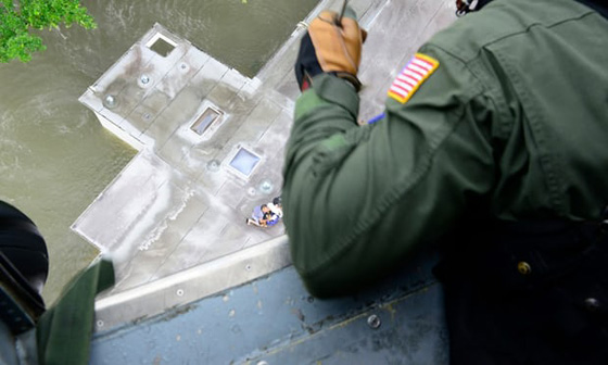 هيوستن تغرق ويلحق بها دمار هائل بعد اعصار هارفي الكارثي صورة رقم 27