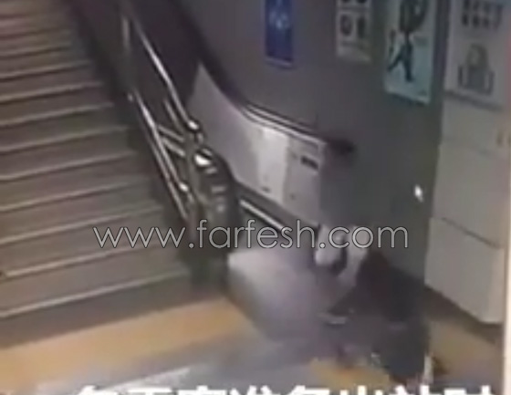 فيديو مثير.. الارض تنشق وتبتلع فتاة كانت تهم بصعود سلم كهربائي صورة رقم 1