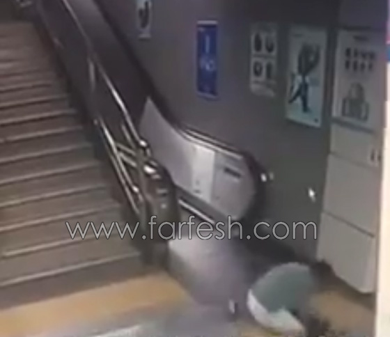 فيديو مثير.. الارض تنشق وتبتلع فتاة كانت تهم بصعود سلم كهربائي صورة رقم 2