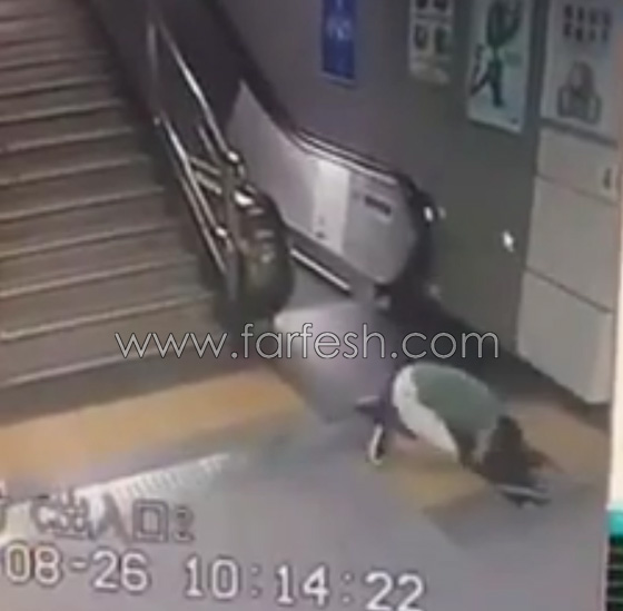 فيديو مثير.. الارض تنشق وتبتلع فتاة كانت تهم بصعود سلم كهربائي صورة رقم 3