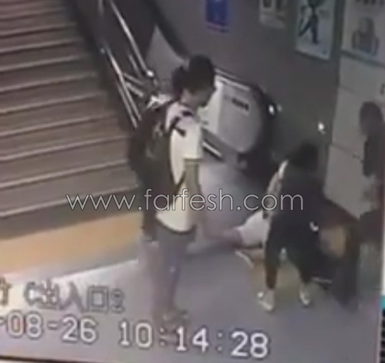 فيديو مثير.. الارض تنشق وتبتلع فتاة كانت تهم بصعود سلم كهربائي صورة رقم 5