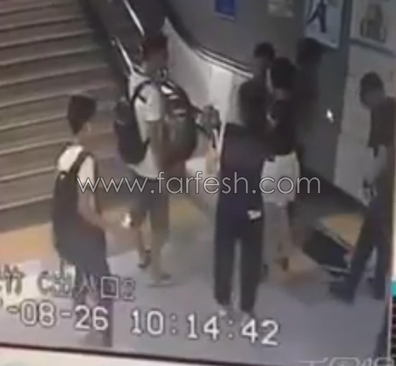 فيديو مثير.. الارض تنشق وتبتلع فتاة كانت تهم بصعود سلم كهربائي صورة رقم 6