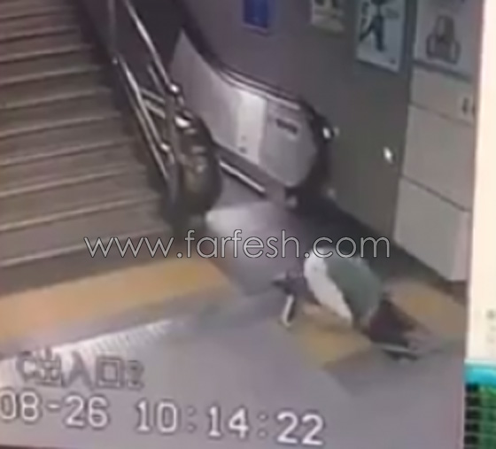 فيديو مثير.. الارض تنشق وتبتلع فتاة كانت تهم بصعود سلم كهربائي صورة رقم 4