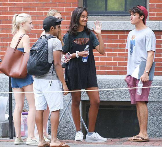 تصرف فظ من ابنة اوباما تجاه سيدة ارادت التقاط صورة معها بالجامعة صورة رقم 2