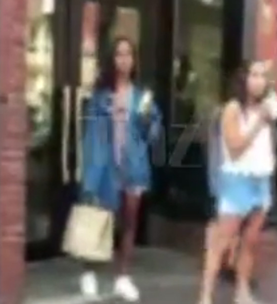 تصرف فظ من ابنة اوباما تجاه سيدة ارادت التقاط صورة معها بالجامعة صورة رقم 1