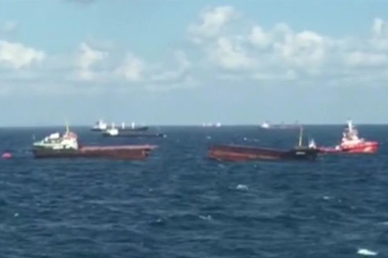 انقاذ طاقم سفينة انشطرت الى نصفين في البحر الاسود.. فيديو صورة رقم 4