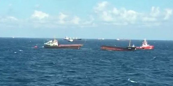 انقاذ طاقم سفينة انشطرت الى نصفين في البحر الاسود.. فيديو صورة رقم 1