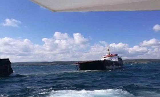 انقاذ طاقم سفينة انشطرت الى نصفين في البحر الاسود.. فيديو صورة رقم 3