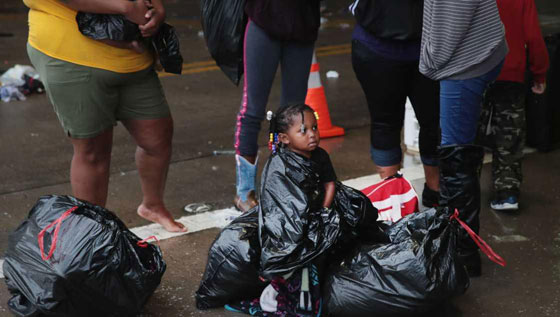 إعصار هارفي يشرد ويقتل الآلاف وتحذير من تسرب كيماوي صورة رقم 1