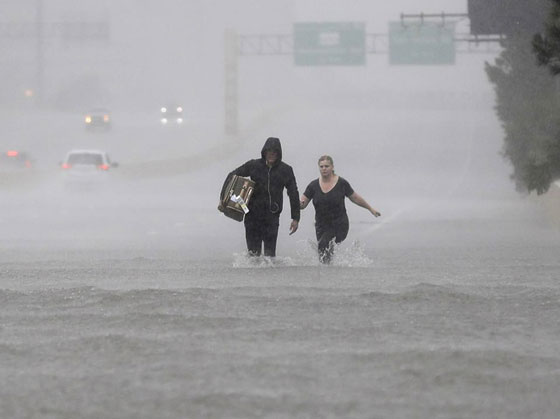 إعصار هارفي يشرد ويقتل الآلاف وتحذير من تسرب كيماوي صورة رقم 2