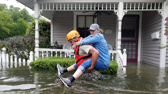 إعصار هارفي يشرد ويقتل الآلاف وتحذير من تسرب كيماوي صورة رقم 4