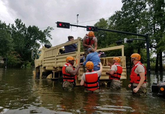 إعصار هارفي يشرد ويقتل الآلاف وتحذير من تسرب كيماوي صورة رقم 8