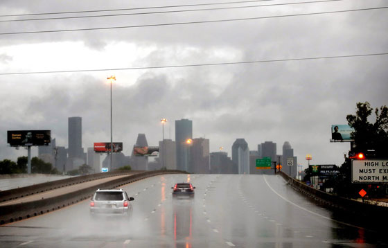 إعصار هارفي يشرد ويقتل الآلاف وتحذير من تسرب كيماوي صورة رقم 9