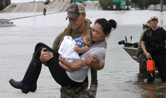 إعصار هارفي يشرد ويقتل الآلاف وتحذير من تسرب كيماوي صورة رقم 11