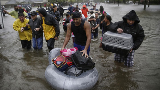 إعصار هارفي يشرد ويقتل الآلاف وتحذير من تسرب كيماوي صورة رقم 12