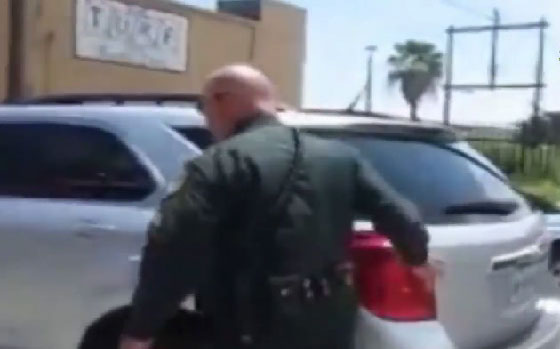 لهذا السبب يلمس الشرطي السيارة أثناء توقيفها.. فيديو صورة رقم 1