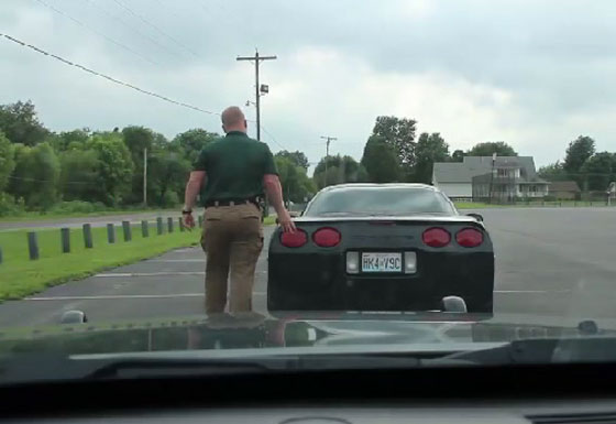 لهذا السبب يلمس الشرطي السيارة أثناء توقيفها.. فيديو صورة رقم 2