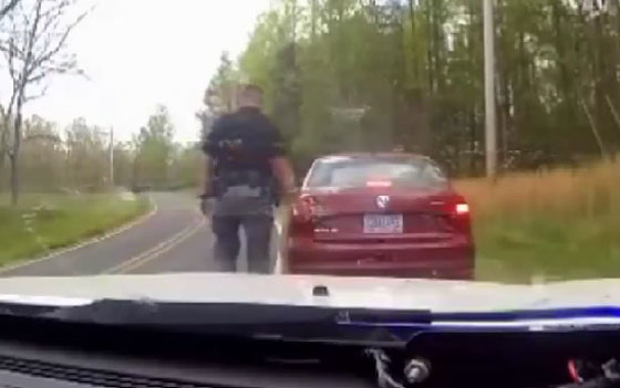 لهذا السبب يلمس الشرطي السيارة أثناء توقيفها.. فيديو صورة رقم 3