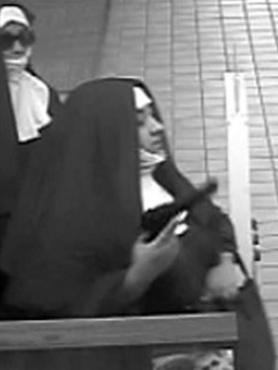 بالفيديو.. راهبتان تسرقان مصرفاً في وضح النهار بولاية بنسلفانيا صورة رقم 2