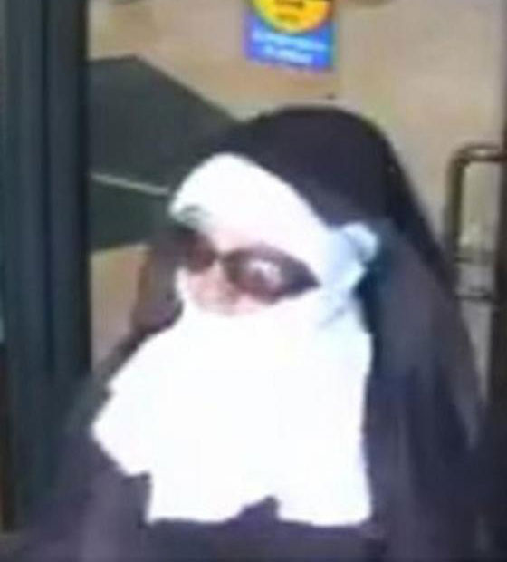 بالفيديو.. راهبتان تسرقان مصرفاً في وضح النهار بولاية بنسلفانيا صورة رقم 3