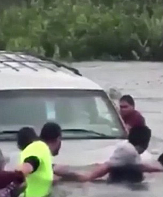 فيديو وصور.. سلسلة بشرية لانقاذ رجل مسن جرفته مياه الفيضانات صورة رقم 3