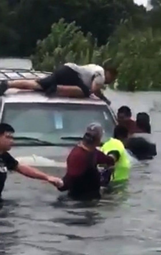 فيديو وصور.. سلسلة بشرية لانقاذ رجل مسن جرفته مياه الفيضانات صورة رقم 6