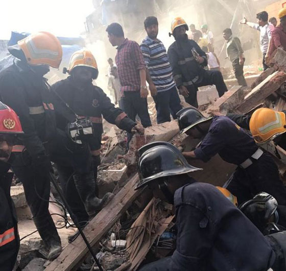 4 قتلى وعشرات المفقودين في انهيار مبنى متعدد الطوابق في مومباي صورة رقم 3