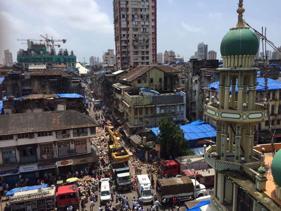 4 قتلى وعشرات المفقودين في انهيار مبنى متعدد الطوابق في مومباي صورة رقم 6