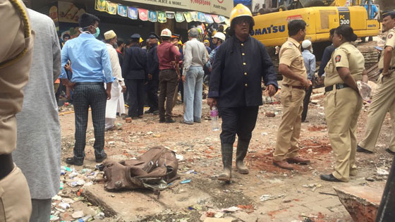 4 قتلى وعشرات المفقودين في انهيار مبنى متعدد الطوابق في مومباي صورة رقم 7