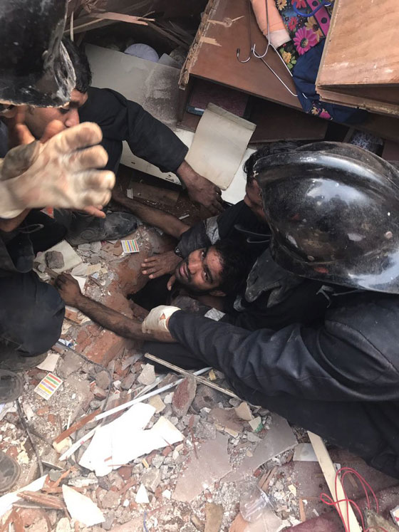 4 قتلى وعشرات المفقودين في انهيار مبنى متعدد الطوابق في مومباي صورة رقم 8