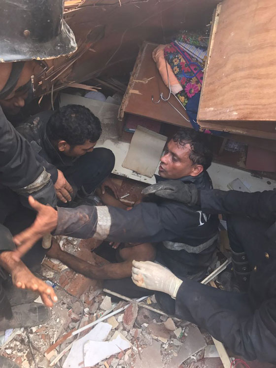 4 قتلى وعشرات المفقودين في انهيار مبنى متعدد الطوابق في مومباي صورة رقم 9