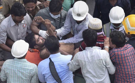 4 قتلى وعشرات المفقودين في انهيار مبنى متعدد الطوابق في مومباي صورة رقم 11