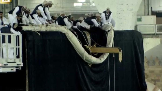 في يوم عرفة.. الكعبة المشرفة تستبدل ثوب الحرير والذهب صورة رقم 1