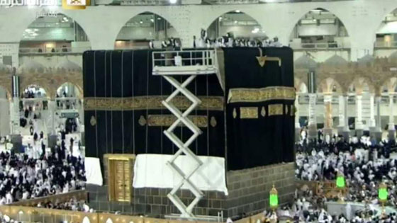في يوم عرفة.. الكعبة المشرفة تستبدل ثوب الحرير والذهب صورة رقم 2