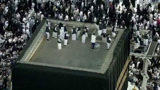 في يوم عرفة.. الكعبة المشرفة تستبدل ثوب الحرير والذهب صورة رقم 4