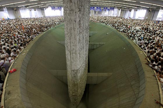 رجم الشيطان: الحجاج يرمون جمرة العقبة الكبرى بأول أيام عيد الأضحى المبارك صورة رقم 4